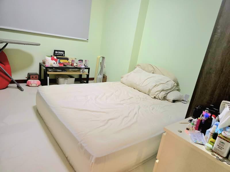 675D Yishun Avenue 4 HDB Flat For Sale at S$ 648,000 | PropertyGuru Singapore - Bedroom