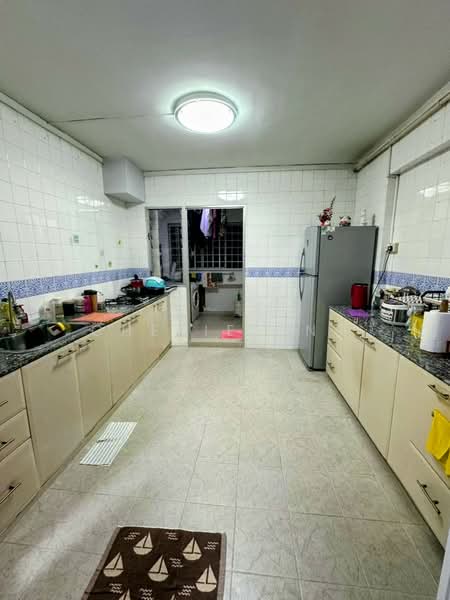 743 Woodlands Circle HDB Flat For Sale at S$ 588,000 | PropertyGuru Singapore - Kitchen