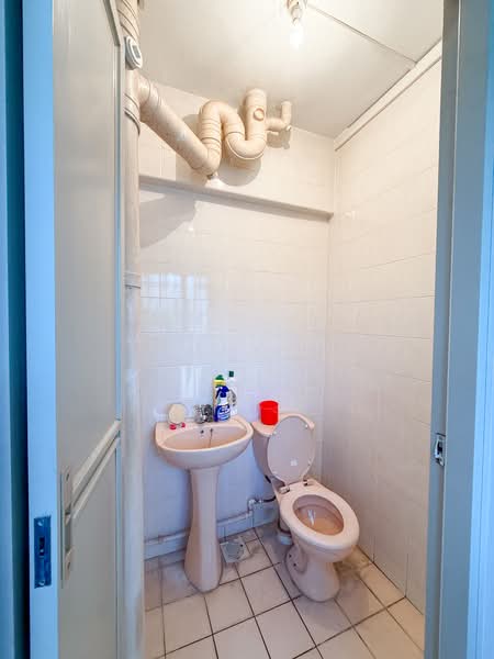 163 Jalan Teck Whye, 163 Jalan Teck Whye, 3 Bedrooms, 143 sqft, HDB Flat For Rent, by Eunice Chong, 500081629 - Bathroom - PropertyGuru.com.sg