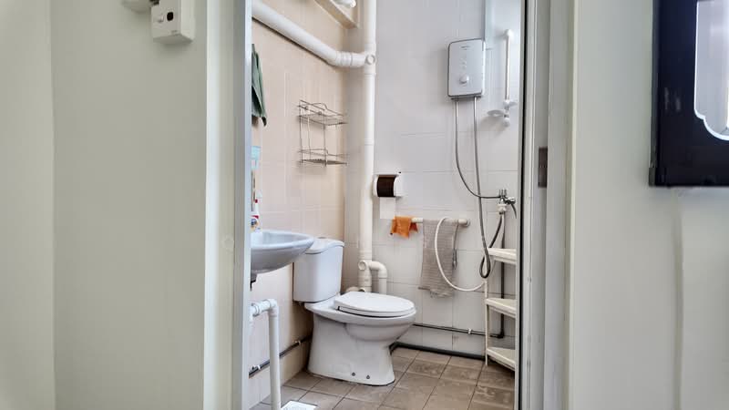 211 Tampines Street 23 HDB Flat For Sale at S$ 638,000 | PropertyGuru Singapore - Bathroom