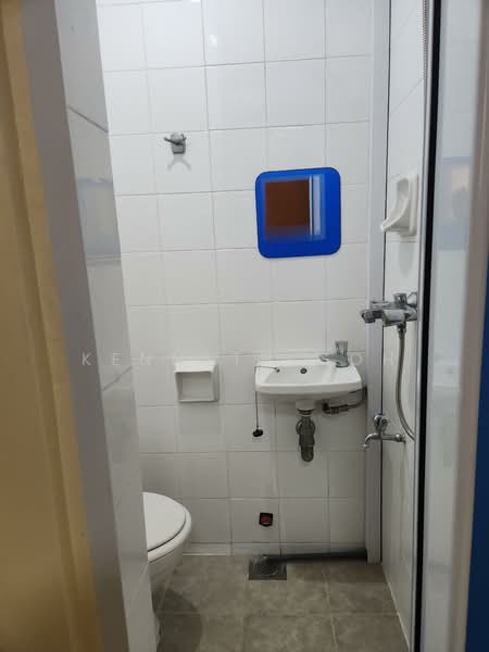 Scotts 28, 28 Scotts Road, 3 Bedrooms, 1,658 sqft, Condominium For Rent, by Kenneth Goh, 500081657 - Rear Bathroom - PropertyGuru.com.sg