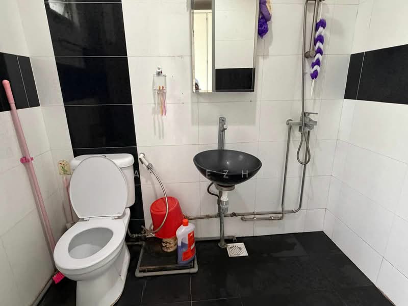 813 Jurong West Street 81 HDB Flat For Sale at S$ 530,000 | PropertyGuru Singapore - Bathroom
