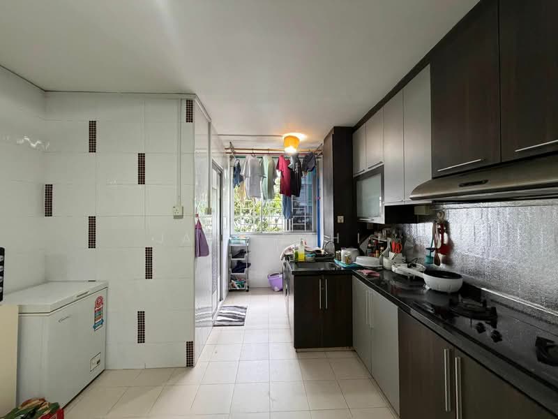 813 Jurong West Street 81 HDB Flat For Sale at S$ 530,000 | PropertyGuru Singapore - Kitchen