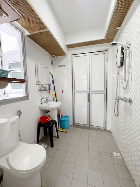 292A Bukit Batok East Avenue 6 HDB Flat For Sale at S$ 380,000 | PropertyGuru Singapore - Bathroom