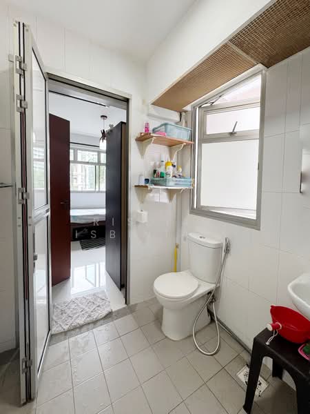 292A Bukit Batok East Avenue 6 HDB Flat For Sale at S$ 380,000 | PropertyGuru Singapore - Bathroom