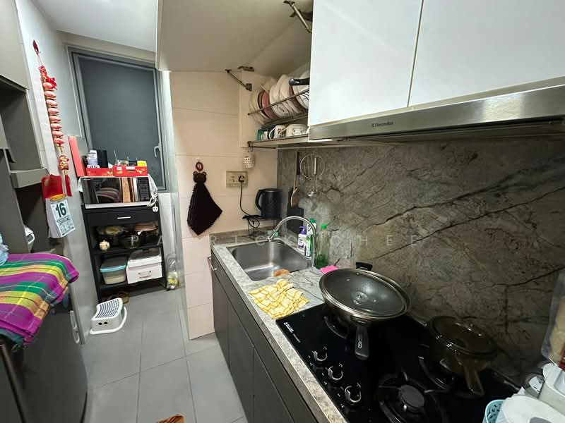 Skies Miltonia Condominium For Sale at S$ 970,000 | PropertyGuru Singapore - Kitchen