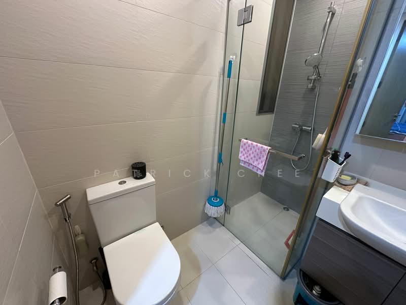 Skies Miltonia Condominium For Sale at S$ 970,000 | PropertyGuru Singapore - Bathroom