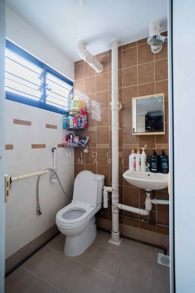 102 Woodlands Street 13 HDB Flat For Sale at S$ 435,000 | PropertyGuru Singapore - Bathroom