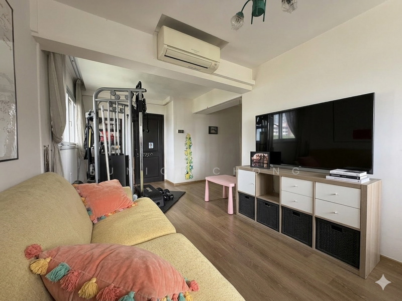 431 Ang Mo Kio Avenue 10 HDB Flat For Sale at S$ 799,000 | PropertyGuru Singapore - Living Room