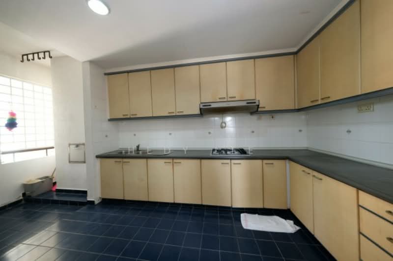 King's Apartments Walk-up Apartment For Sale at S$ 1,680,000 | PropertyGuru Singapore - Kitchen