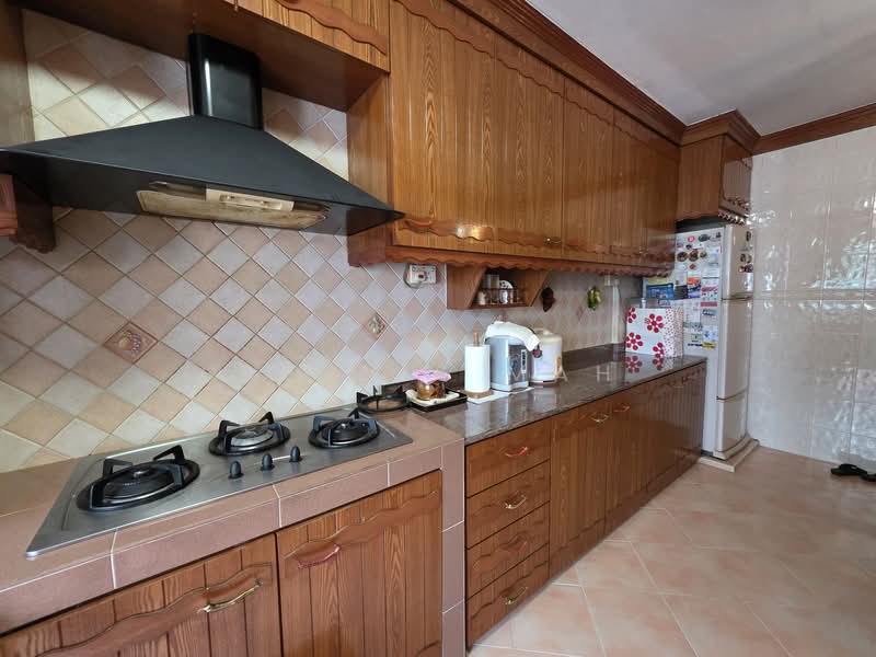 284 Tampines Street 22 HDB Flat For Sale at S$ 520,000 | PropertyGuru Singapore - Kitchen