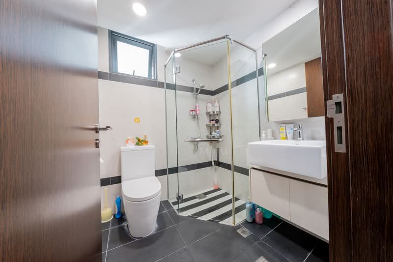 Symphony Suites Condominium For Sale at S$ 1,450,000 | PropertyGuru Singapore - Bathroom