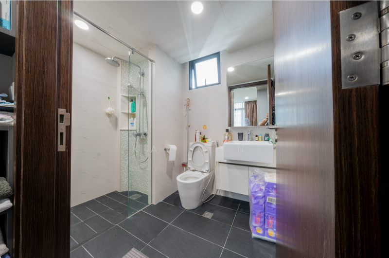 Symphony Suites Condominium For Sale at S$ 1,450,000 | PropertyGuru Singapore - Bathroom