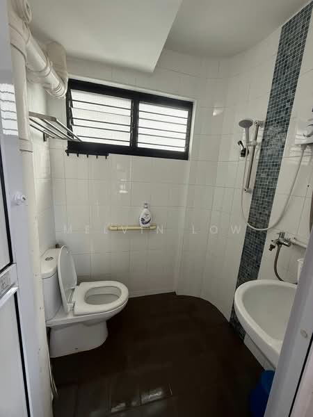 321 Hougang Avenue 5 HDB Flat For Sale at S$ 450,000 | PropertyGuru Singapore - Bathroom