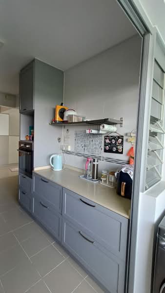 90A Telok Blangah Street 31, 90A Telok Blangah Street 31, 3 Bedrooms, 1,001 sqft, HDB Flat For Sale, by Quah Susan, 500081935 - Kitchen cabinets with full appliances - PropertyGuru.com.sg