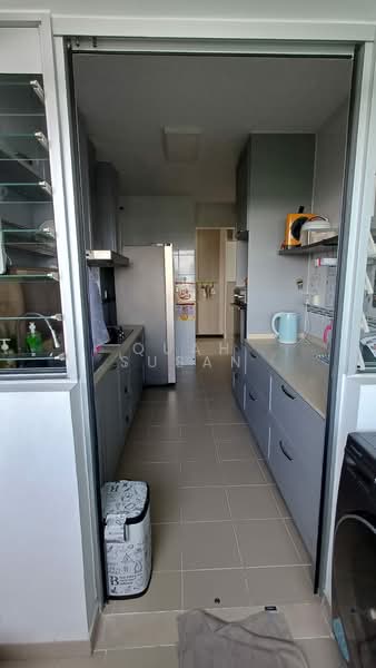 90A Telok Blangah Street 31, 90A Telok Blangah Street 31, 3 Bedrooms, 1,001 sqft, HDB Flat For Sale, by Quah Susan, 500081935 - Kitchen-cabinets on both sides - PropertyGuru.com.sg