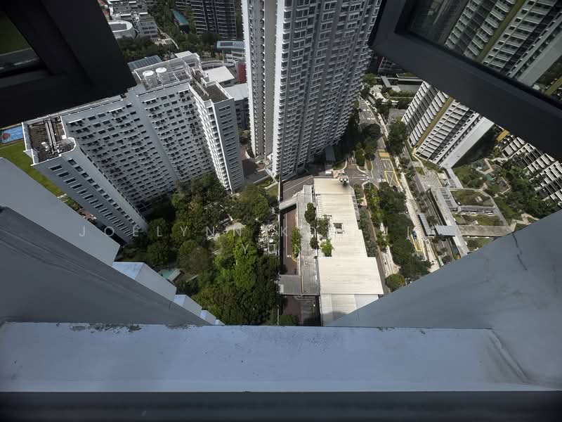 420 Clementi Avenue 1 HDB Flat For Sale at S$ 1,150,000 | PropertyGuru Singapore - Living Room View down