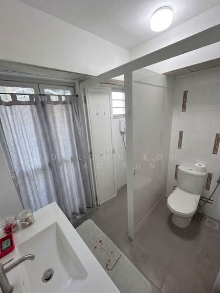 420 Clementi Avenue 1 HDB Flat For Sale at S$ 1,150,000 | PropertyGuru Singapore - Common bathroom with excess to yard area
