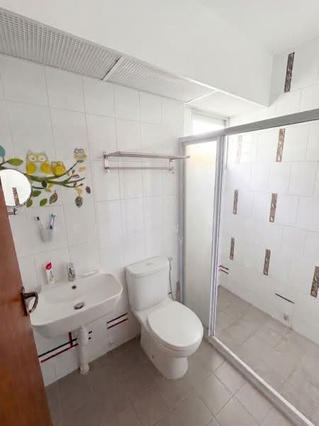 420 Clementi Avenue 1 HDB Flat For Sale at S$ 1,150,000 | PropertyGuru Singapore - Master Bathroom