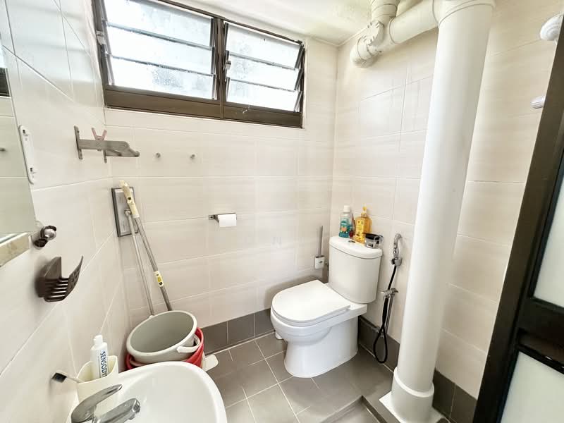 359 Clementi Avenue 2 HDB Flat For Sale at S$ 618,000 | PropertyGuru Singapore - Common Bath