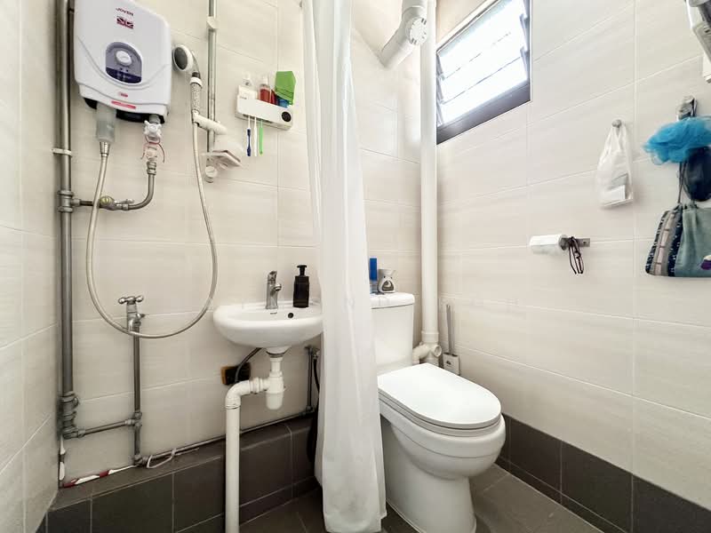 359 Clementi Avenue 2 HDB Flat For Sale at S$ 618,000 | PropertyGuru Singapore - Master Bath