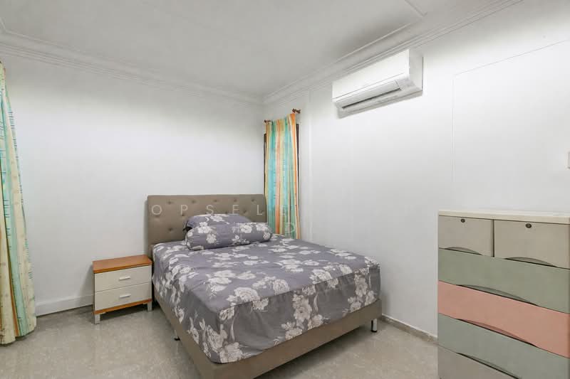 664C Jurong West Street 64 HDB Flat For Sale at S$ 590,000 | PropertyGuru Singapore - Bedroom