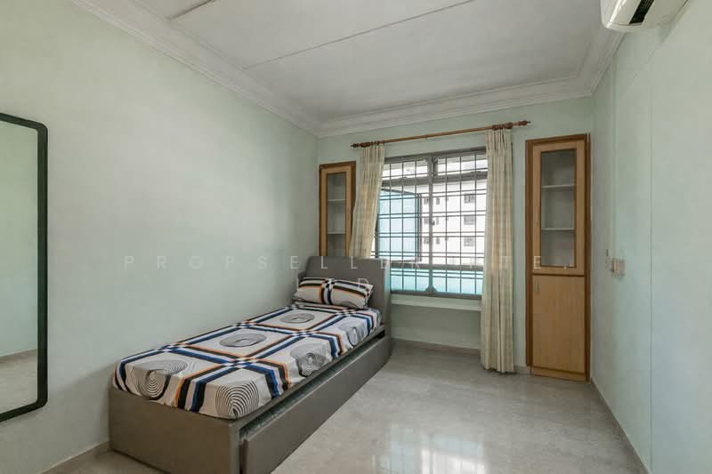 664C Jurong West Street 64 HDB Flat For Sale at S$ 590,000 | PropertyGuru Singapore - Bedroom