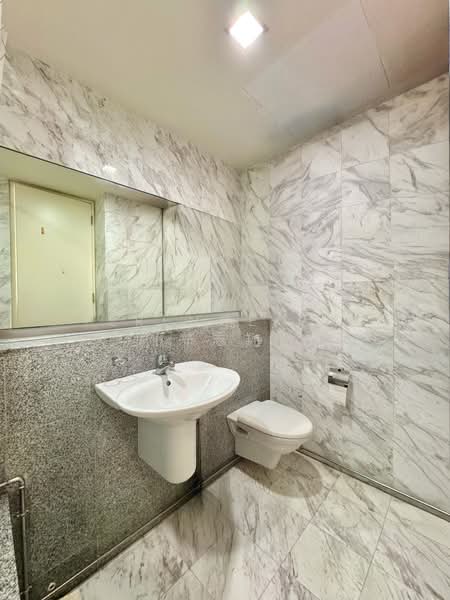 The Trumps Condominium For Sale at S$ 960,000 | PropertyGuru Singapore - Bathroom