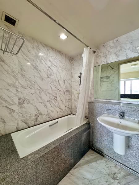 The Trumps Condominium For Sale at S$ 960,000 | PropertyGuru Singapore - Bathroom