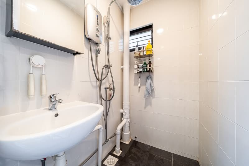 226B Ang Mo Kio Avenue 1 HDB Flat For Sale at S$ 438,000 | PropertyGuru Singapore - Bathroom