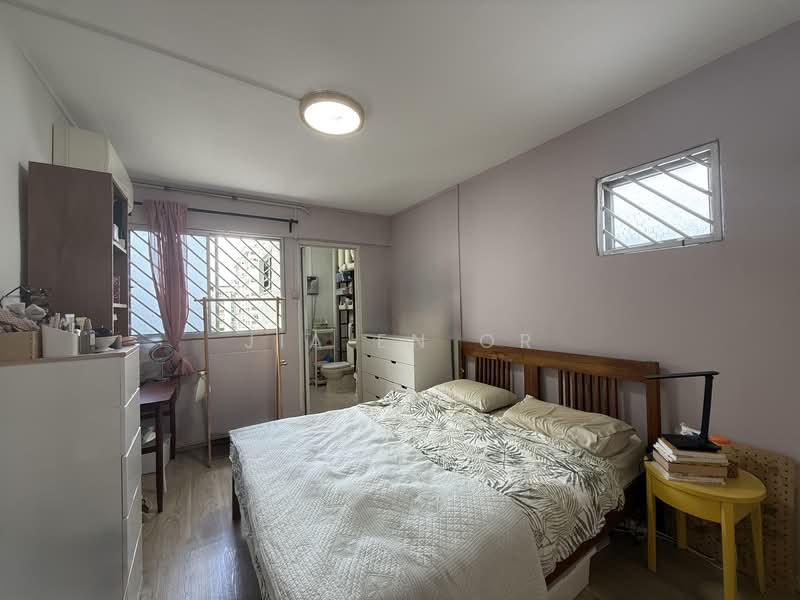 203 Yishun Street 21 HDB Flat For Sale at S$ 578,000 | PropertyGuru Singapore - Bedroom