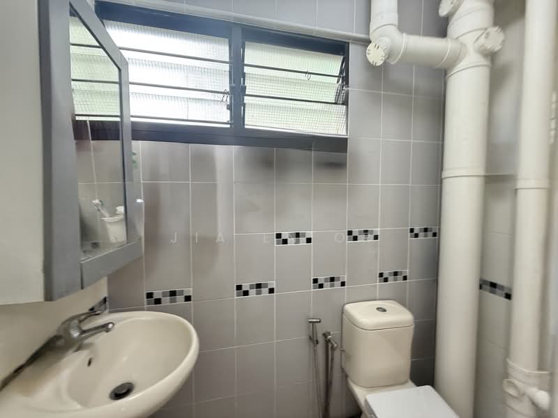 203 Yishun Street 21 HDB Flat For Sale at S$ 578,000 | PropertyGuru Singapore - Bathroom