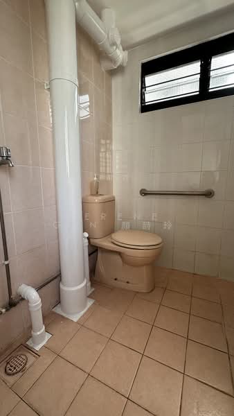 40 Bedok South Road HDB Flat For Sale at S$ 398,000 | PropertyGuru Singapore - Bathroom