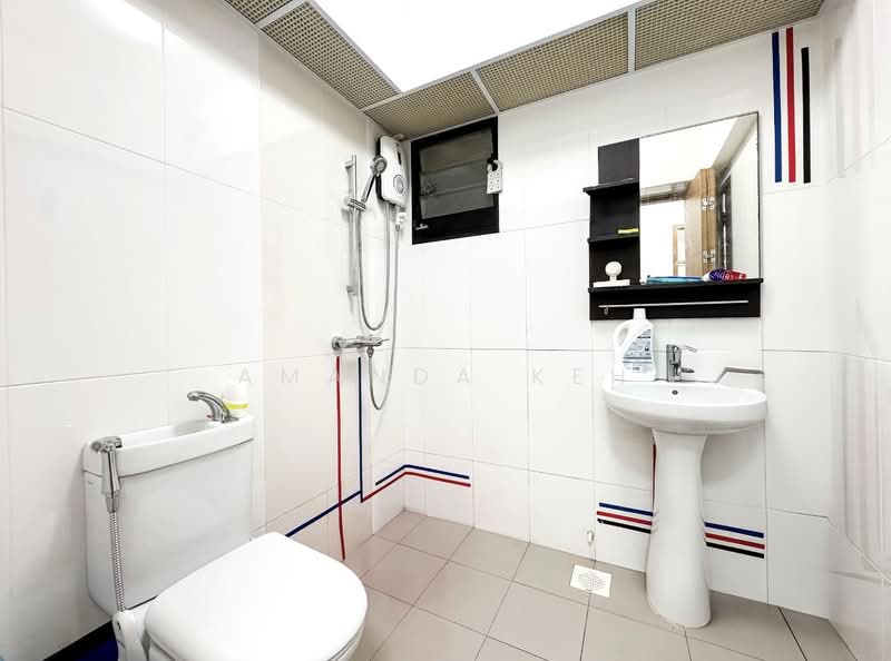 463B Bukit Batok Street 41, 463B Bukit Batok Street 41, 3 Bedrooms, 1,001 sqft, HDB Flat For Rent, by Amanda Keh, 500082168 - Bathroom - PropertyGuru.com.sg