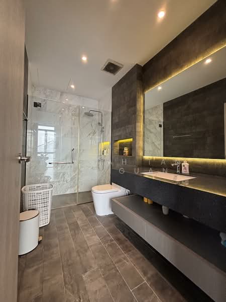 3.5 Storey, 8 Bedrooms, 7 toilets with Lift and Solar panels Semi-Detached Semi-Detached House For Sale at S$ 8,900,000 | PropertyGuru Singapore - Bathroom