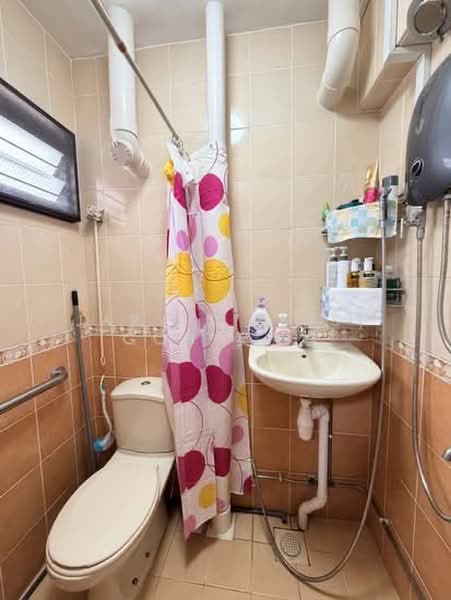 9 Gloucester Road, 9 Gloucester Road, 3 Bedrooms, 980 sqft, HDB Flat For Sale, by Jarvis (Vis) Goh 吴生容, 500082241 - Bathroom - PropertyGuru.com.sg