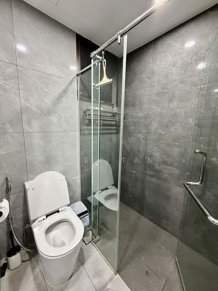 Parc Oasis Condominium For Sale at S$ 1,650,000 | PropertyGuru Singapore - Bathroom