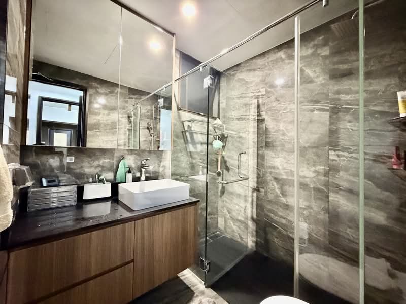 Parc Oasis Condominium For Sale at S$ 1,650,000 | PropertyGuru Singapore - Bathroom