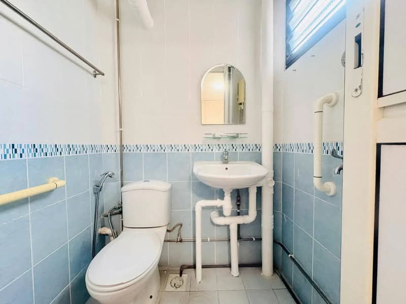 312 Bukit Batok Street 32 HDB Flat For Sale at S$ 425,000 | PropertyGuru Singapore - Bathroom