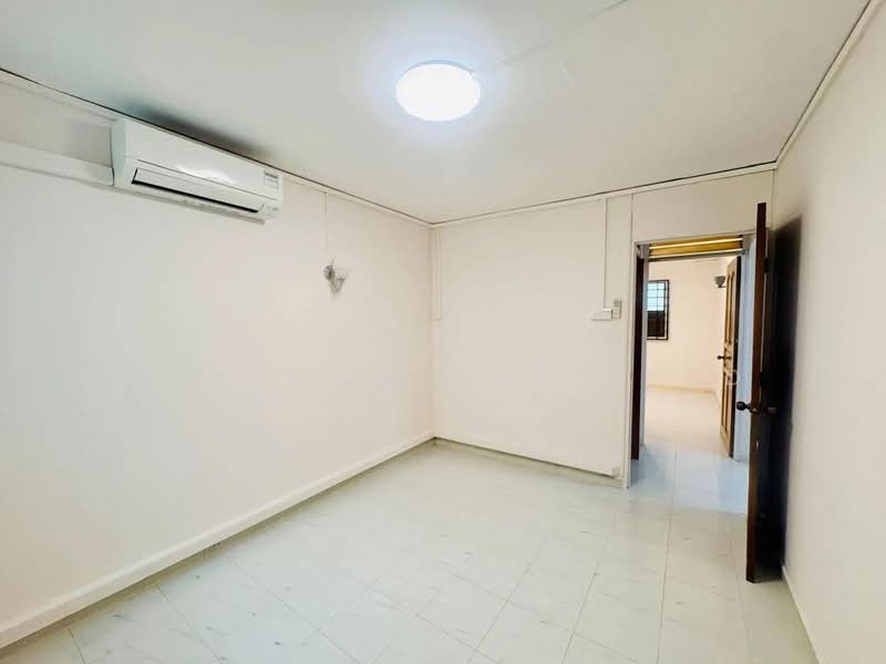 312 Bukit Batok Street 32 HDB Flat For Sale at S$ 425,000 | PropertyGuru Singapore - Bedroom