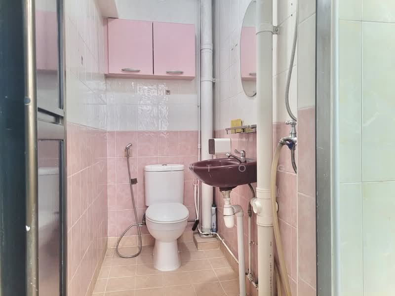 8 Jalan Bukit Ho Swee HDB Flat For Sale at S$ 388,000 | PropertyGuru Singapore - Bathroom