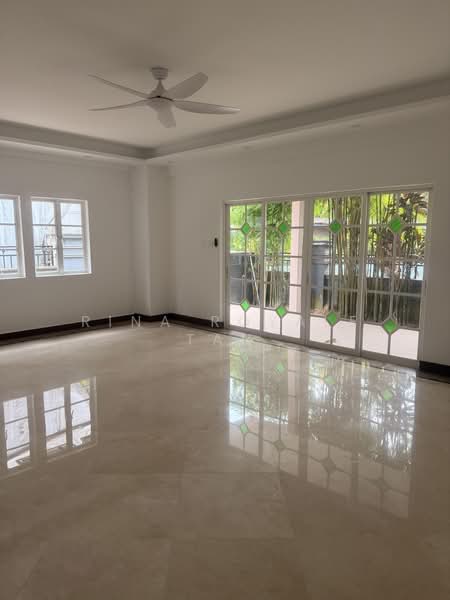 Rare 2-storey Detached House with 5 Bedroom Close to Orchard Road, Gentle Drive, Chancery Lane, Tunggal Road, 5 Bedrooms, 7,328 sqft, Detached House For Rent, by Rina Royale Tan, 500082320 - Living Room - PropertyGuru.com.sg