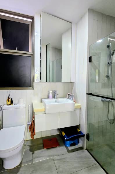 The Inflora Condominium For Sale at S$ 1,100,000 | PropertyGuru Singapore - Bathroom
