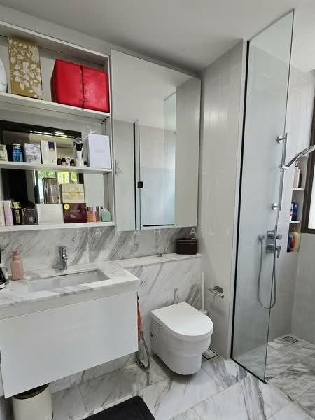 The Inflora Condominium For Sale at S$ 1,100,000 | PropertyGuru Singapore - Master Bathroom