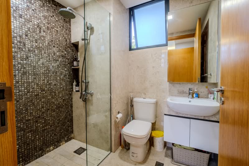 La Fiesta Condominium For Sale at S$ 1,600,000 | PropertyGuru Singapore - Bathroom