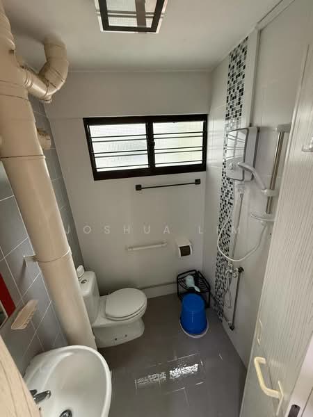 230 Bukit Batok East Avenue 3, 230 Bukit Batok East Avenue 3, 2 Bedrooms, 721 sqft, HDB Flat For Rent, by Joshua Lim, 500082411 - Bathroom - PropertyGuru.com.sg
