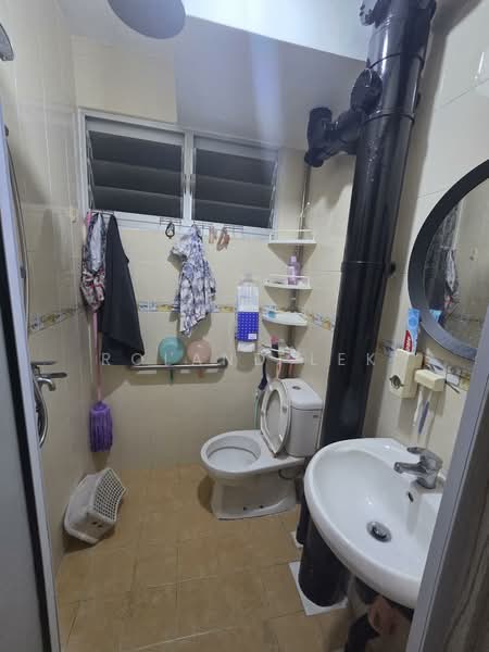 457 Ang Mo Kio Avenue 10 HDB Flat For Sale at S$ 438,888 | PropertyGuru Singapore - Bathroom