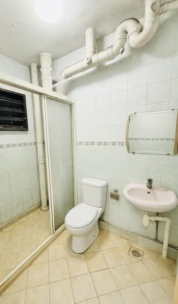 661C Jurong West Street 64 HDB Flat For Sale at S$ 728,000 | PropertyGuru Singapore - Bathroom