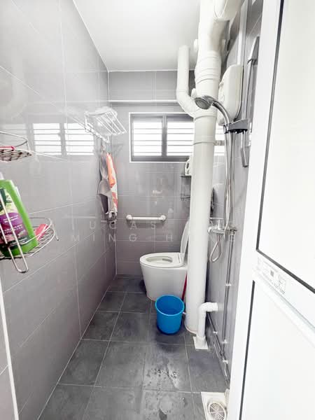 437 Yishun Avenue 6 HDB Flat For Sale at S$ 560,000 | PropertyGuru Singapore - Bathroom