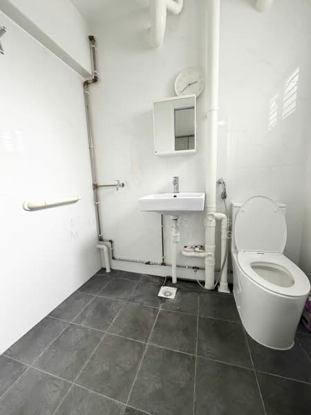 437 Yishun Avenue 6 HDB Flat For Sale at S$ 560,000 | PropertyGuru Singapore - Bathroom